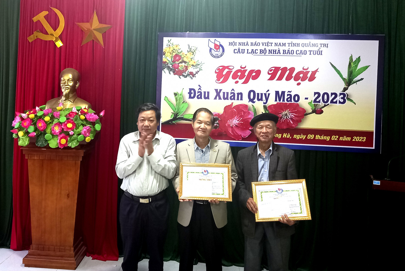 Chủ tịch Hội Nh&agrave; b&aacute;o Việt Nam tỉnh Quảng Trị Trương Đức Minh Tứ trao bằng mừng thọ c&aacute;c hội vi&ecirc;n tr&ograve;n tuổi 70, 75